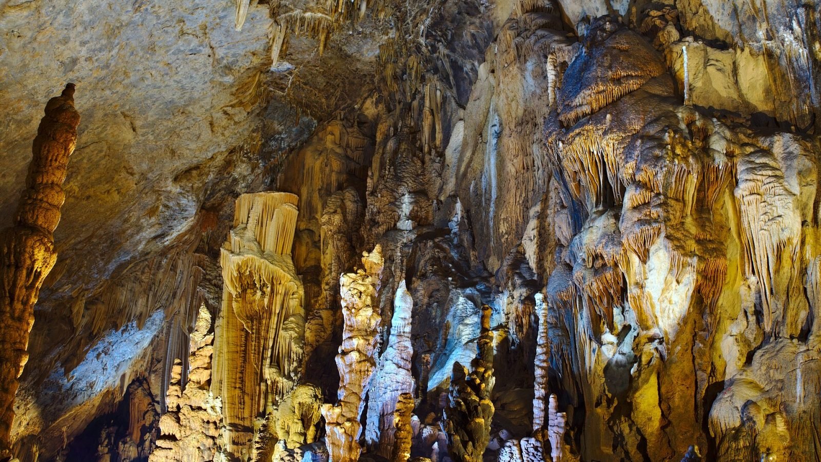 Inside Lung Khuy Cave