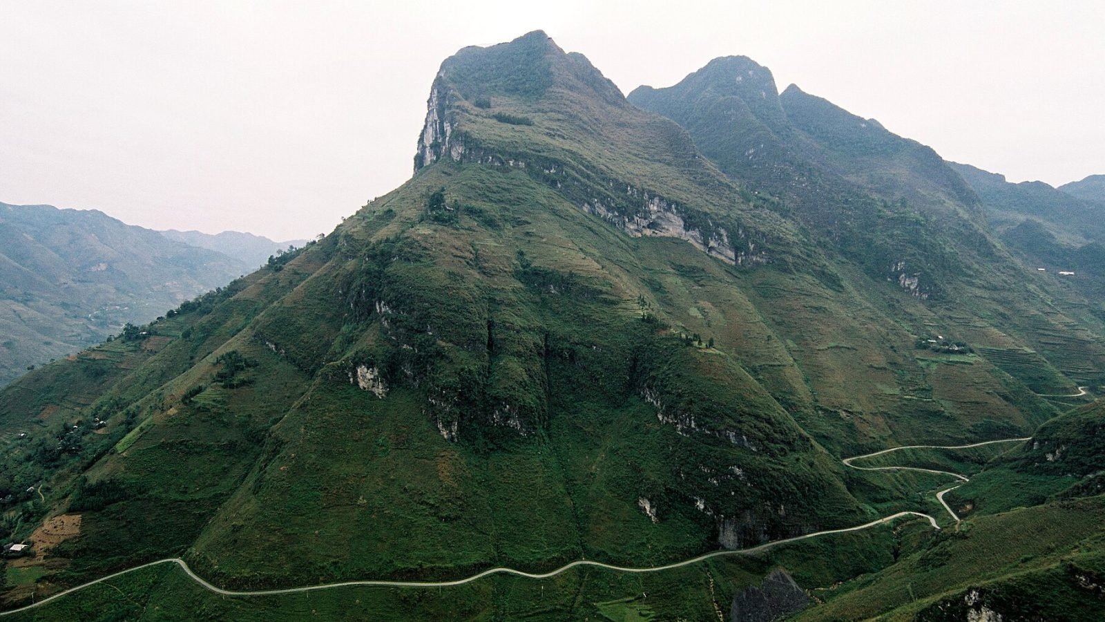 Winding road on Ma Pi Leng Pass