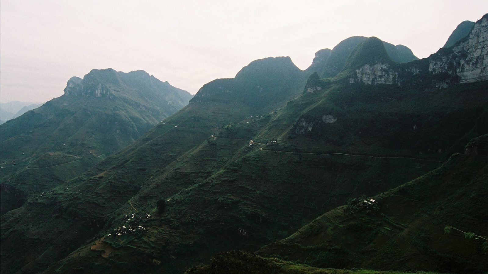 Mountain road at Ma Pi Leng Pass